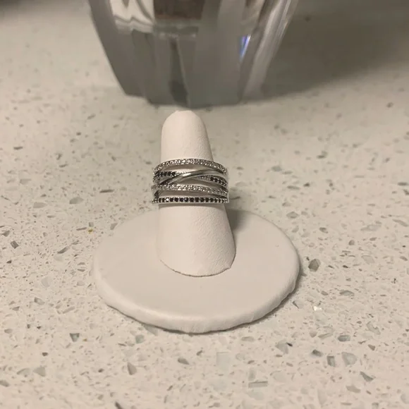 NWT! Stamped 925 Intertwined Criss Cross Pave Black and White Sapphire Ring - Picture 1 of 2